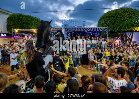 Jaleo, Danza tradicional con Caballos, originaria Del Siglo XIV, Fiestas de Sant Lluís Menorca, Balearen, Spanien Stockfoto