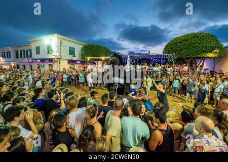 Jaleo, Danza tradicional con Caballos, originaria Del Siglo XIV, Fiestas de Sant Lluís Menorca, Balearen, Spanien Stockfoto