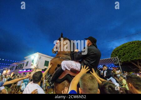 Jaleo, Danza tradicional con Caballos, originaria Del Siglo XIV, Fiestas de Sant Lluís Menorca, Balearen, Spanien Stockfoto