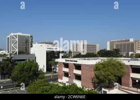 SANTA ANA, KALIFORNIEN - 23. SEPTEMBER 2020: Nova Academy und Regierungsgebäude in der Innenstadt von Santa Ana. Stockfoto