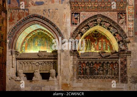 Sepulcros y pinturas murales en el brazo sur del crucero. Catedral de la Asunción de la Virgen, catedral vieja, Salamanca, comunidad autónoma de Cast Stockfoto