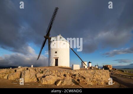 molinos de Consuegra con el castillo de la Muela al fondo, cerro Calderico, Consuegra, Provincia de Toledo, Castilla-La Mancha, Spanien Stockfoto