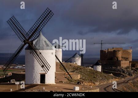 molinos de Consuegra con el castillo de la Muela al fondo, cerro Calderico, Consuegra, Provincia de Toledo, Castilla-La Mancha, Spanien Stockfoto