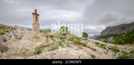 cruz en memoria de la antigua capilla de San Salvador del siglo XIII, Coll des Card –Colers, Mallorca, balearen, Spanien Stockfoto