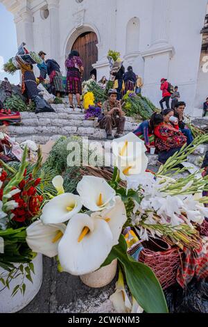 mercado de flores frente a la Iglesia de Santo Tomás, Chichicastenango, Quiché, Guatemala, America Central Stockfoto