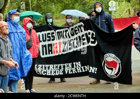 Eschede, 26. September 2020: Demonstranten mit Plakat gegen rechtsradikale, Faschisten und Nazis Stockfoto