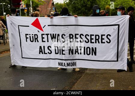 Eschede, Deutschland, 26. September 2020: Demonstranten der anti-nationalen Bewegung nika.mobi mit einem Plakat gegen die bevorzugte Behandlung ihrer Stockfoto