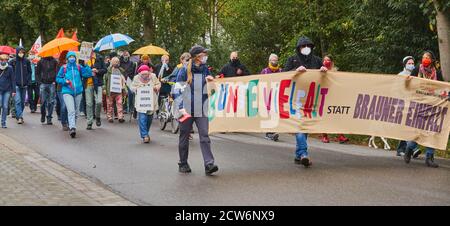 Eschede, Deutschland, 26. September 2020: demonstrationsmarsch der Bürger auf dem Landweg zu einer von den Nazis besetzten Farm mit Plakat für Multikulturalität Stockfoto