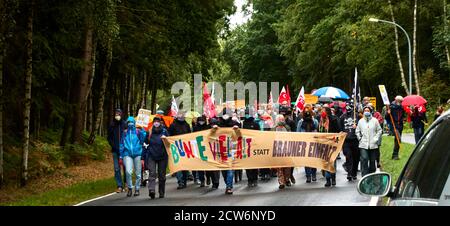 Eschede, Deutschland, 26. September 2020: demonstrationsmarsch der Bürger auf dem Landweg zu einer von den Nazis besetzten Farm mit Plakat für Multikulturalität Stockfoto