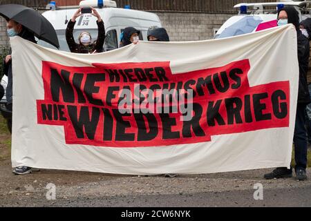 Eschede, Deutschland, 26. September 2020: Demonstranten mit Plakat mit Aufschrift gegen Faschismus und gegen Krieg Stockfoto