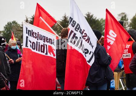 Eschede, 26. September 2020: Linke Gruppen und Anhänger der Gewerkschaft mit roten Fahnen bei einer Demonstration gegen Nazis Stockfoto