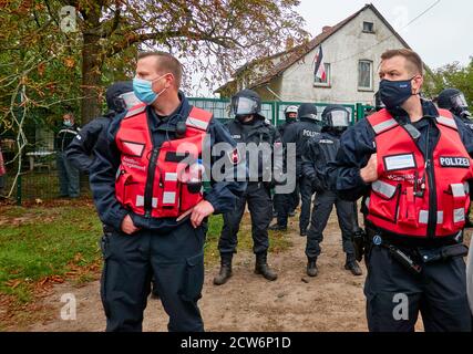 Eschede, 26. September 2020: Offiziere für Konfliktmanagement mit roten Westen ohne Helme stehen vor dem Block mit schwarzer Uniforme Stockfoto