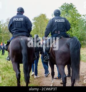 Eschede, Deutschland, 26. September 2020: Polizeibeamte reiten am Ende eines demonstrationsmarsches Stockfoto