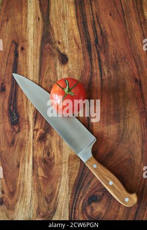 Holzschneidebrett mit frischem Gemüse und einem Kochmesser. Gemüse auf einem Holzschneidebrett hacken. Stockfoto