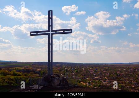 Heiliger Kreuz auf dem Hügel. Rustikaler Blick auf die Landschaft Stockfoto