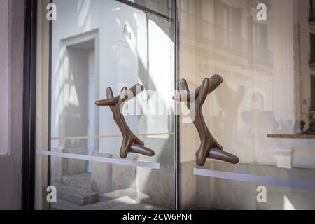 FIGUERES, SPANIEN-8. AUGUST 2020: Türgriffe für Hirschhörner am Eingang des Salvador Dali Theaters und Museums in seiner Heimatstadt Stockfoto