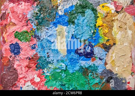 Bunte Farbpalette. Nahaufnahme einer kunstvoller Farbpalette mit Acrylfarben. Stockfoto