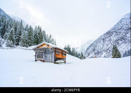 Holzhaus im Winter Berglandschaft. Hütte / Hütte in verschneiten Bergen. Reiseziel für Erholung. Stockfoto