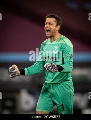 London, Großbritannien. September 2020. Torwart Lukasz Fabianski von West Ham United feiert sein Team 4. Tor während der Premier League Spiel zwischen West Ham United und Wolverhampton Wanderer spielen hinter verschlossenen Türen aufgrund der aktuellen Regierung covid-19 Richtlinien in Sport, gespielt im Olympic Park, London, England am 27. September 2020. Foto von Andy Rowland. Kredit: Prime Media Images/Alamy Live Nachrichten Stockfoto