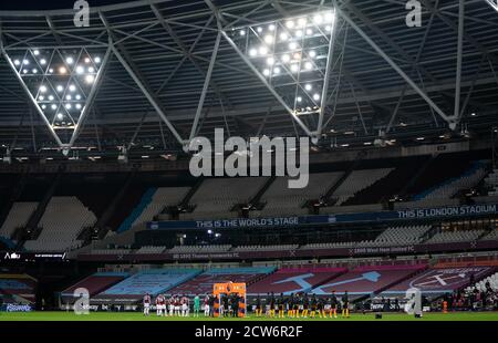 London, Großbritannien. September 2020. Die Mannschaften stehen vor dem Vorspiel vor einem Stadion ohne Unterstützer während des Premier League-Spiels zwischen West Ham United und Wolverhampton Wanderers spielen hinter verschlossenen Türen aufgrund der aktuellen Regierungs-Covid-19-Richtlinien im Sport, gespielt im Olympic Park, London, England am 27. September 2020. Foto von Andy Rowland. Kredit: Prime Media Images/Alamy Live Nachrichten Stockfoto