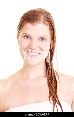 Blonde lachende Frau mit nassem Haar Stockfoto