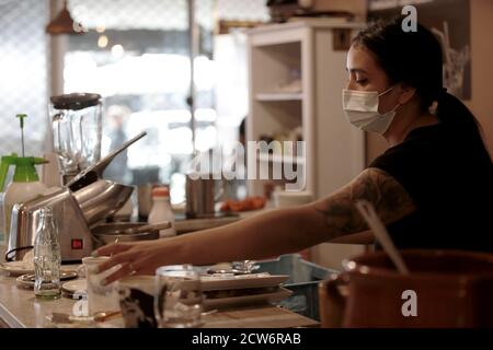 26. September 2020, Spanien, Vallecas: Gabriela arbeitet in einem Restaurant in Vallecas, einem geschlossenen Madrider Viertel. Aufgrund der Pandemiekrise mussten die Besitzer des Restaurants die Anzahl der Mitarbeiter von sieben auf zwei reduzieren, und mit der neuen Absperrung des Bezirks verringerte sich ihre Kundschaft deutlich. Ihr Einkommen war um 75 Prozent gefallen und ihre Schulden stiegen von Tag zu Tag. 45 hauptsächlich einkommensschwache Gebiete Madrids wurden abgesperrt, um die Ausbreitung des Coronavirus zu verhindern. Foto: Juan Carlos Rojas/ Stockfoto