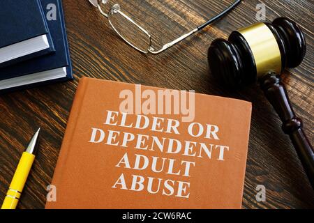 Ältere oder abhängige Erwachsene Missbrauch Buch und gavel. Stockfoto