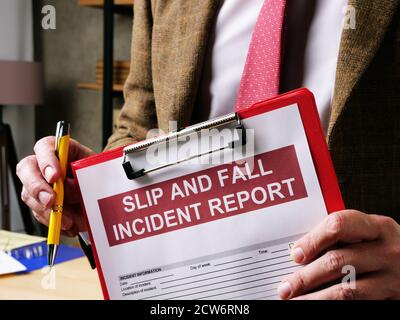 Rechtsanwalt bietet Ausrutscher und Fall Unfall-Report-Formular. Stockfoto