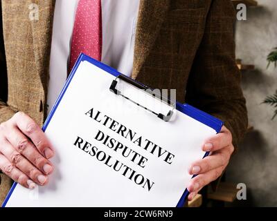 Rechtsanwalt bietet Dokumente alternative Streitbeilegung ADR und PEN. Stockfoto