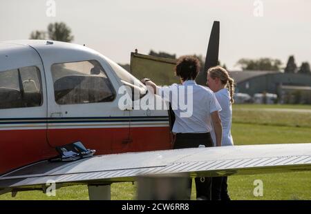 Gloucestershire, England, Großbritannien. 2020. Eine Schülerin, die von einem englischen Flugplatz aus eine Flugstunde mit ihrem Ausbilder machen wird. Kursleiter und Pilotschüler Stockfoto