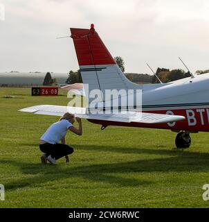 Gloucestershire, England, Großbritannien. 2020. Eine Schülerin, die von einem englischen Flugplatz aus eine Flugstunde mit ihrem Ausbilder machen wird. Pilotstudent prüft die t Stockfoto