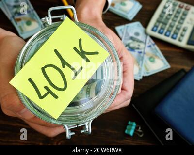 Einsparungen für den Ruhestand. 401k Plankonzept. Glas und Geld darin. Stockfoto