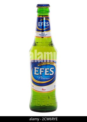 BUKAREST, RUMÄNIEN - 29. MAI 2015. Efes Pilsener Glasflasche Bier isoliert auf weiß, eine Marke im Besitz der Efes Beverage Group Stockfoto