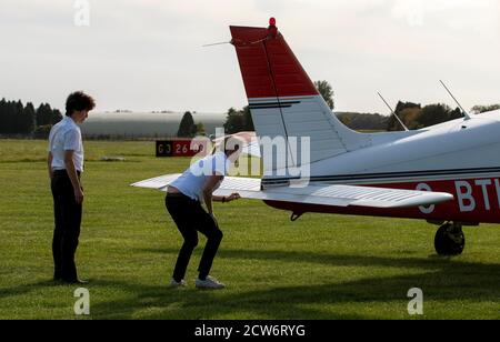 Gloucestershire, England, Großbritannien. 2020. Eine Schülerin, die von einem englischen Flugplatz aus eine Flugstunde mit ihrem Ausbilder machen wird. Pilotstudent prüft die t Stockfoto