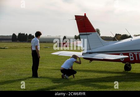 Gloucestershire, England, Großbritannien. 2020. Eine Schülerin, die von einem englischen Flugplatz aus eine Flugstunde mit ihrem Ausbilder machen wird. Pilotstudent prüft die t Stockfoto