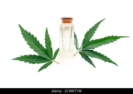 Hanföl ätherisches Öl in Glasflasche mit Cannabisblättern isoliert auf weißem Hintergrund. Cannabisblatt mit Hautpflegeprodukt Stockfoto