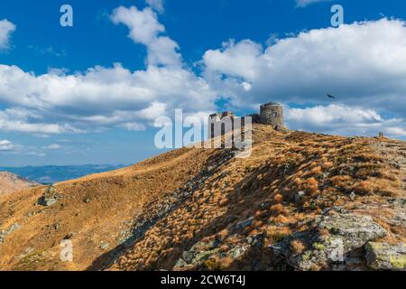 Alte Sternwarte auf der Bergspitze. Mount Pip Ivan, Karpaten Berge, Ukraine Stockfoto