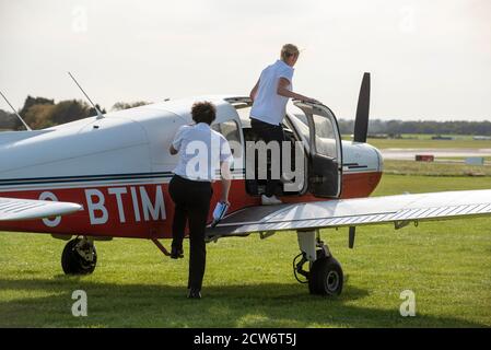 Gloucestershire, England, Großbritannien. 2020. Eine Schülerin, die von einem englischen Flugplatz aus eine Flugstunde mit ihrem Ausbilder machen wird. Student Pilot und Instruktor Stockfoto