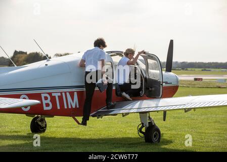 Gloucestershire, England, Großbritannien. 2020. Eine Schülerin, die von einem englischen Flugplatz aus eine Flugstunde mit ihrem Ausbilder machen wird. Student Pilot und Instruktor Stockfoto