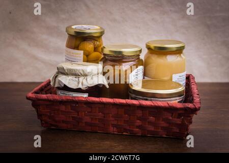 Geschenkkorb mit Gourmet-Produkten, Gläsern und Konserven von lokalen Produkten Stockfoto