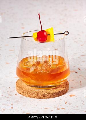 Altmodisch: ein Cocktail von Durchwursteln Zucker mit Bitters, dann Bourbon hinzufügen, und eine Torsion von Zitrusfrüchten Rinde Stockfoto