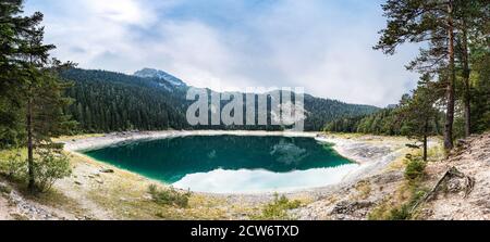 Panorama des Schwarzen Sees oder Crno jezero auf dem Berg Durmitor in der Nähe von Zabljak Stadt im Norden Montenegros. Kleiner See, bekannt als Malo jezero. Stockfoto