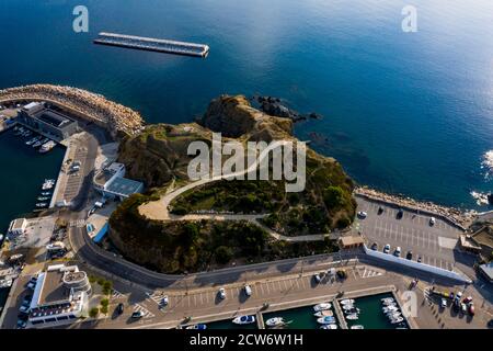 Luftaufnahme der Hafengrenze im Fischerdorf Llanca an der Costa Brava, Katalonien, Spanien Stockfoto