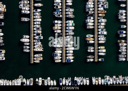 Luftaufnahme des Fischerdorfes Llanca und Umgebung an der Costa Brava, Katalonien, Spanien Stockfoto