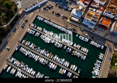 Luftaufnahme des Hafens und der Boote, die im Fischerdorf Llanca an der Costa Brava, Katalonien, Spanien, festgemacht sind Stockfoto