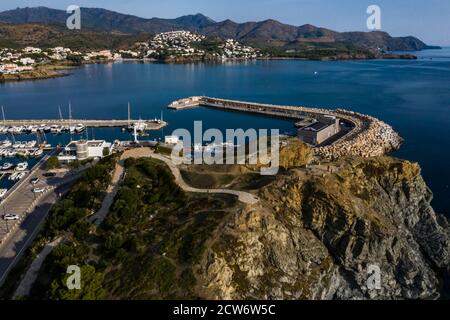 Luftaufnahme des Fischerdorfes Llanca und Umgebung an der Costa Brava, Katalonien, Spanien Stockfoto