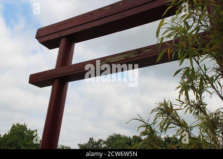 shinto-Tor (torii) in einem Garten in venansault in frankreich Stockfoto