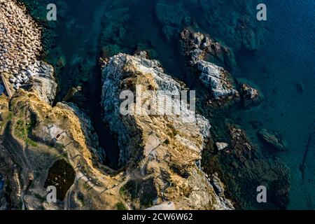 Luftaufnahme der felsigen Landschaft im Fischerdorf Llanca an der Costa Brava, Katalonien, Spanien Stockfoto