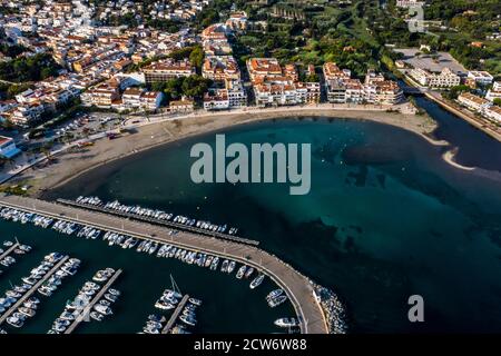 Luftaufnahme des Fischerdorfes Llanca und Umgebung an der Costa Brava, Katalonien, Spanien Stockfoto