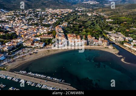 Luftaufnahme des Fischerdorfes Llanca und Umgebung an der Costa Brava, Katalonien, Spanien Stockfoto